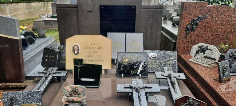 Monument funéraire en granit dans un cimetière du Puy-de-Dôme