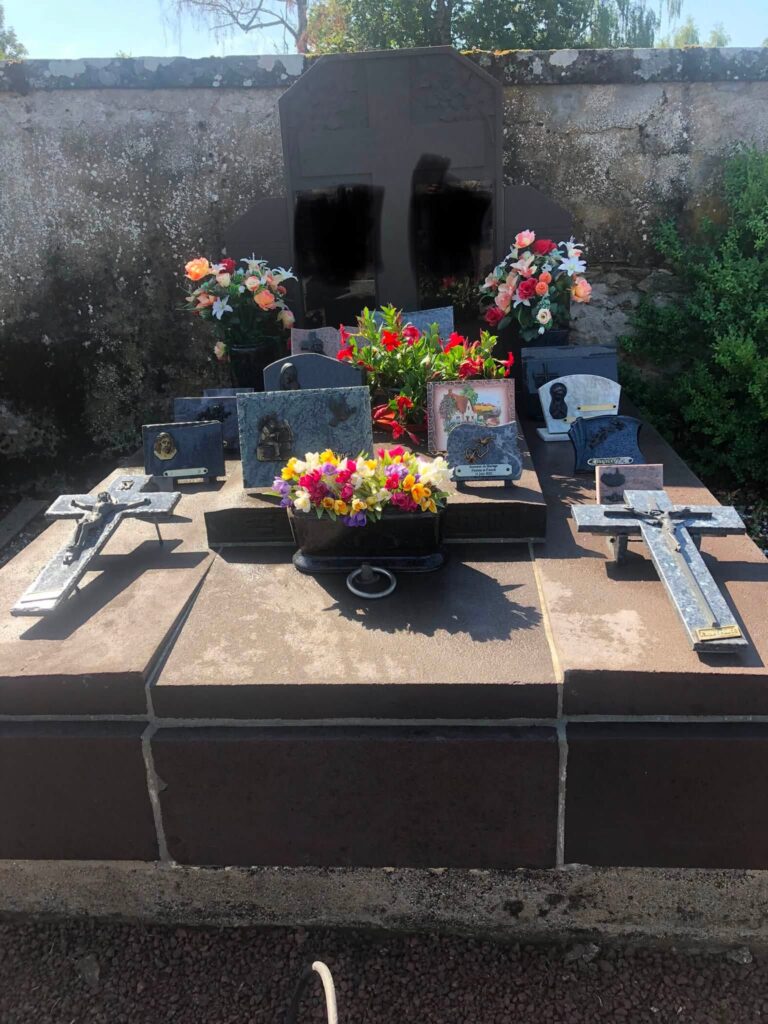 Sépulture entièrement nettoyée, fleurs et croix remises en place, cimetière d'Avèze
