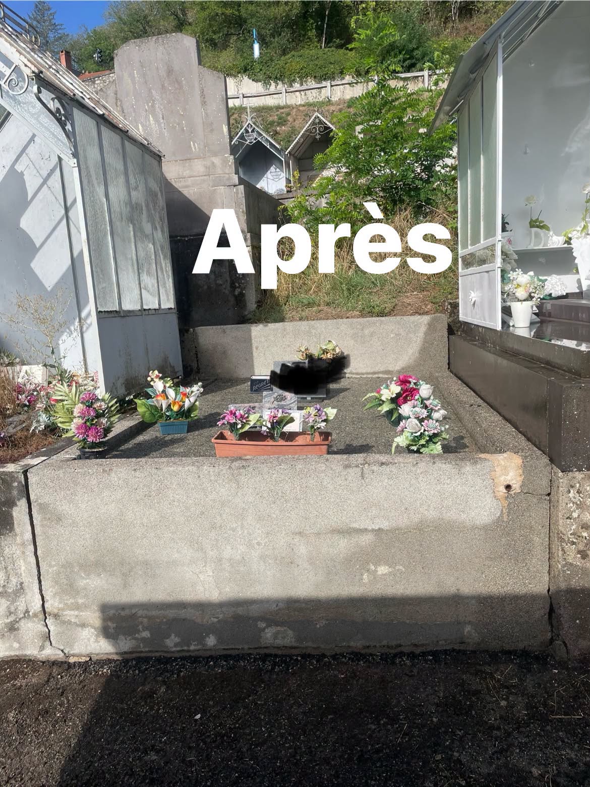 Monument funéraire en ciment après nettoyage complet, fleurs remises en place, cimetière de Châteauneuf-les-Bains