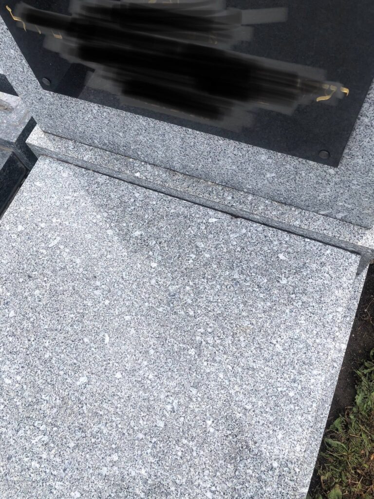 Dalle en granit propre et lumineuse après nettoyage, cimetière des Carmes à Clermont-Ferrand