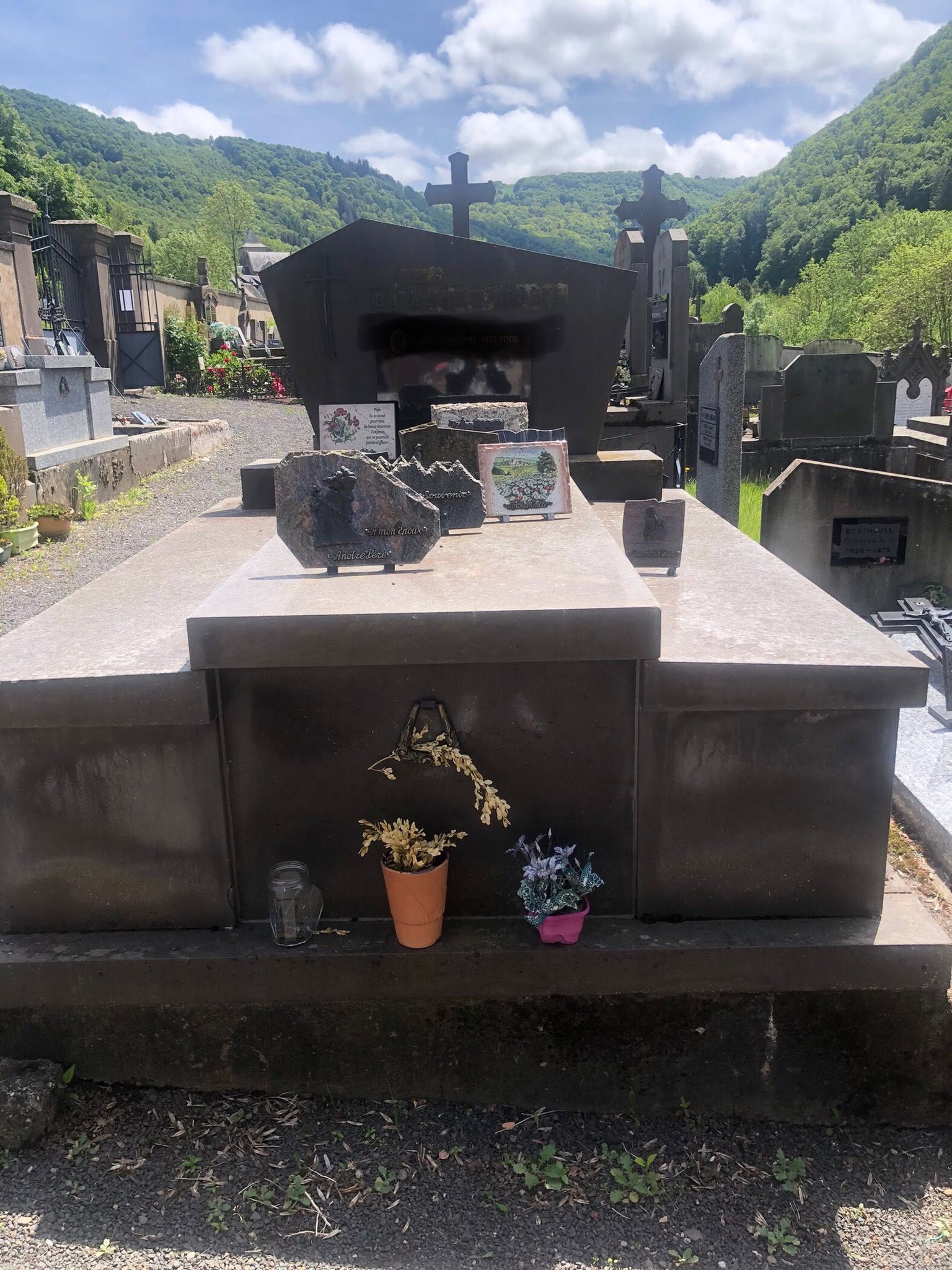Monument en pierre de Volvic ayant retrouvé son aspect d'origine après nettoyage, cimetière du Valbeleix